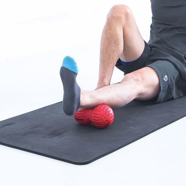 Массажний мʼяч для МФР подвійний LivePro Therapy Red Massage Peanut Ball 10,6 cm LP8509/RD фото